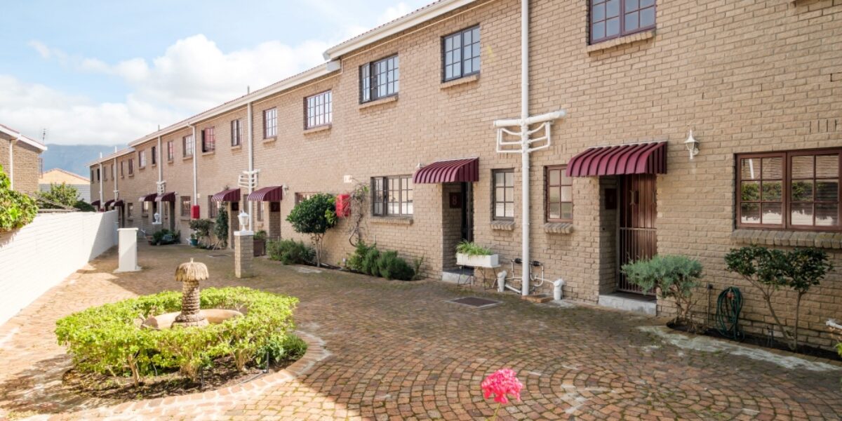 3 Bedroom Townhouse For Sale in Plumstead