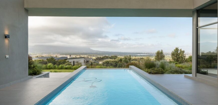 4 Bedroom House For Sale in Stonehurst Mountain Estate