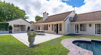 4 Bedroom House For Sale in Constantia