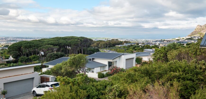 4 Bedroom House For Sale in Stonehurst Mountain Estate