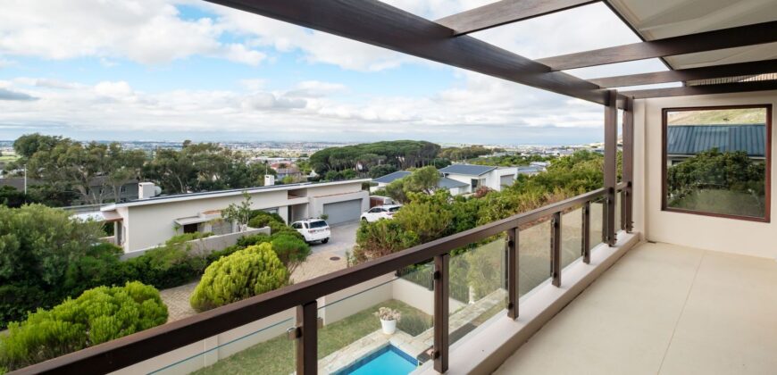 4 Bedroom House For Sale in Stonehurst Mountain Estate