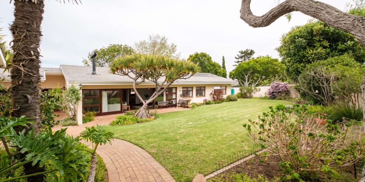 4 Bedroom House For Sale in Bergvliet