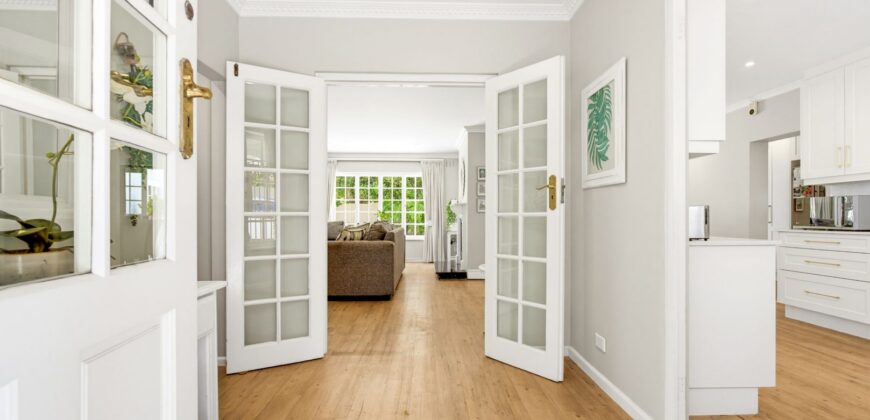 4 Bedroom House For Sale in Constantia